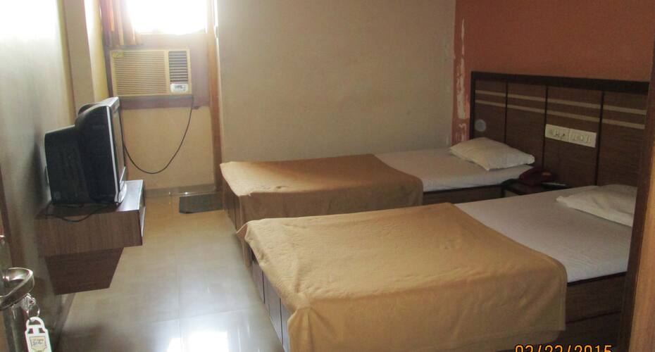 Hotel Amiras, Gandhinagar 4